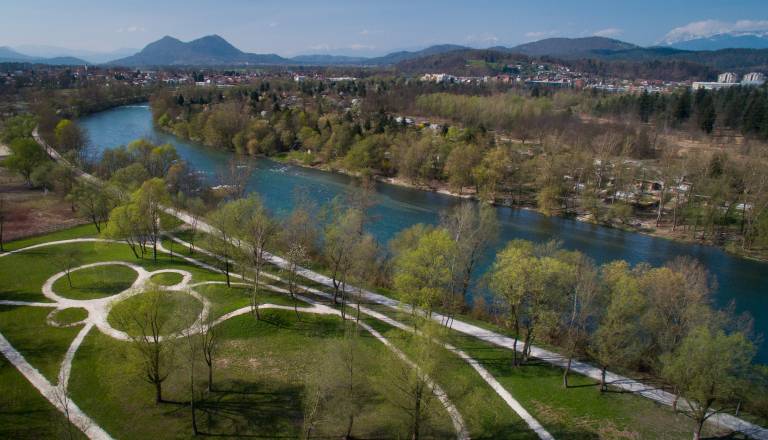 Prah, hitrost in luknje: Kako dostopna cesta k RIC Sava kvari eno najlepših rekreacijskih točk v Ljubljani