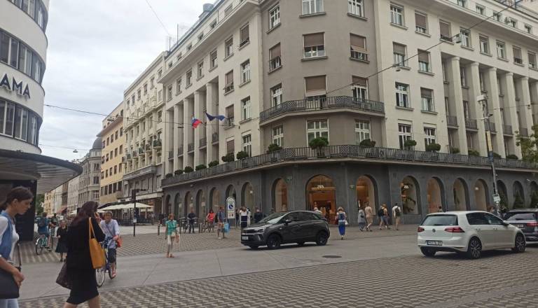 Zmeda na Slovenski cesti: Kolesar na pločniku ali cesti? Janković o tem, kdo ima prednost