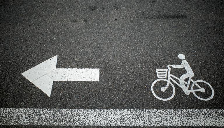 Nesreča na kolesarski stezi, padla voznica e-skiroja