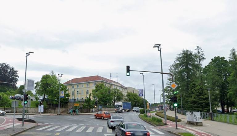 V Novem mestu avtobus povozil mladoletnico, huje poškodovano nemudoma odpeljali v bolnišnico