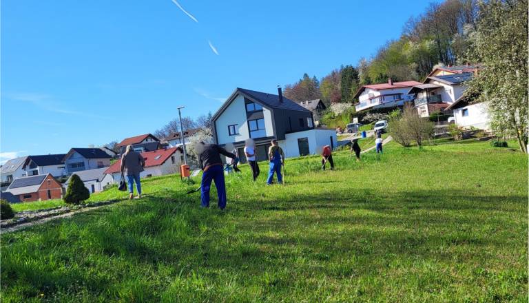 Obsojenci polepšali spominski park dolenjske občine. Župan izpostavil primer dobre prakse