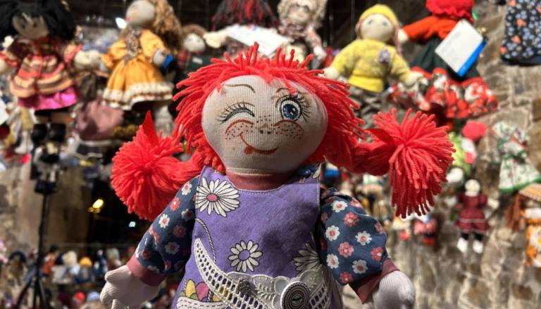 V Ljubljani presenečenje: Unicefove punčke dobile “družbo” – prvič tudi fantki iz cunj