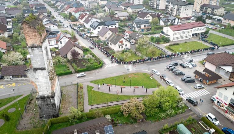 Bizarka v Borovnici: V vrsti za novo zdravnico čakali celo noč!