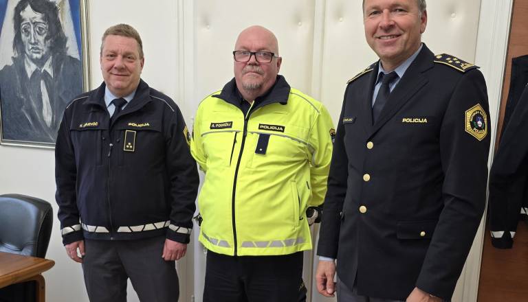 Tik pred tragedijo na Kodeljevem: Policist rešil žensko, ki je sedela na tirih in čakala vlak