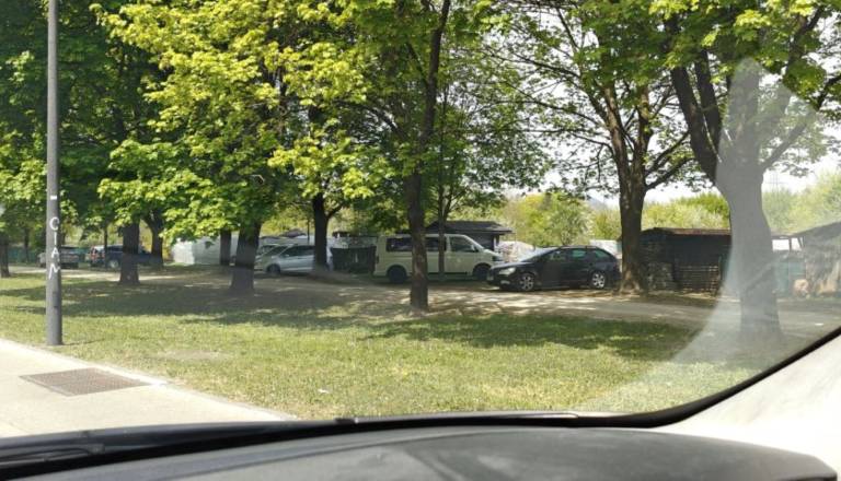 PST ni več varna? Sprehajalci opozarjajo: »Umikamo se avtomobilom, požiramo prah«