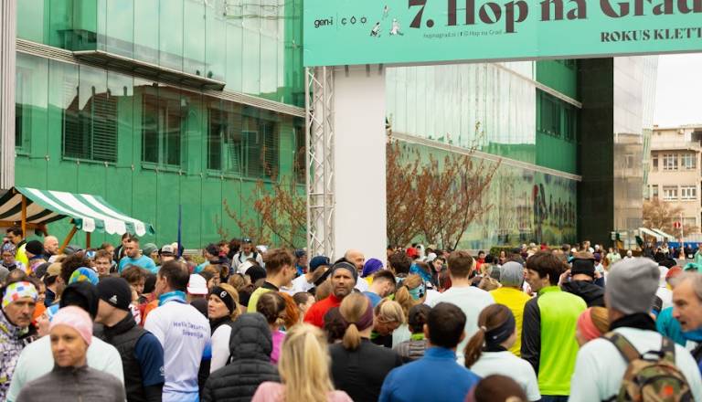 Srčni koraki za velike spremembe: 8. Rokusov Hop na Grad bo znova združil dobrodelnost in šport