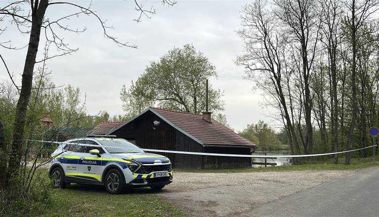 Streljanje pri pomurski gramoznici: 57-letniku zasegli prepovedano orožje, udeležen tudi policist v prostem času