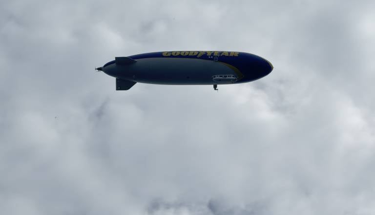 FOTO in VIDEO: Ste ga ujeli? Legendarni Goodyear Blimp poletel nad Mariborom