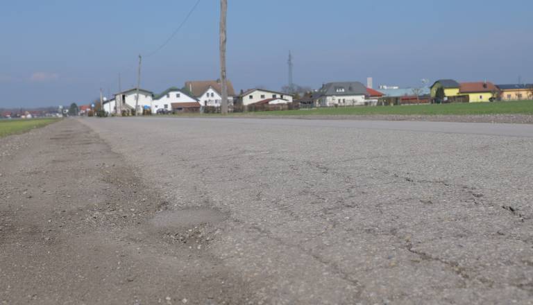 'Obvozno' cesto, ki je povsem uničena, bo prenavljal Pomgrad. Vrednost del čez 400 tisočakov