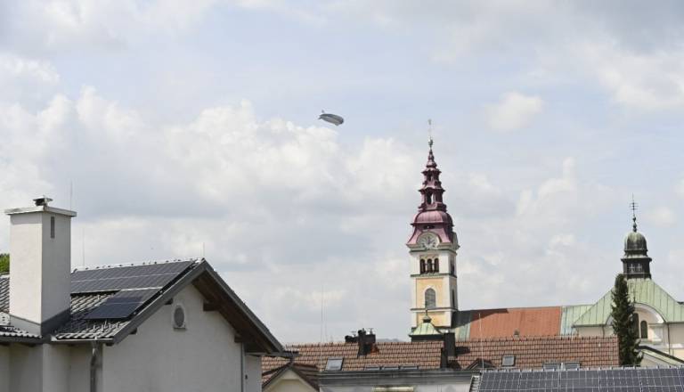FOTO: Nad Ljubljano se je pojavil legendarni Goodyear Blimp – poglejte, zakaj vsi gledajo v nebo!