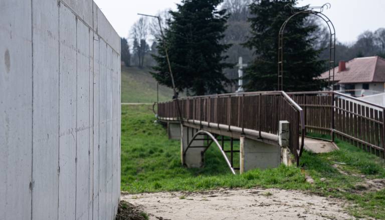 Uničene in obrabljene ceste bodo prenovljene, zgradili bodo tudi nov most