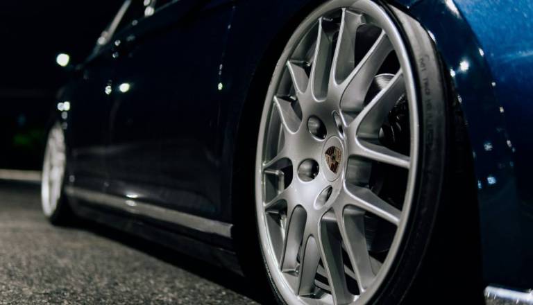 Vozil pod vplivom drogi in trčil v prometni znak ter betonsko škarpo, sopotnik utrpel hude poškodbe