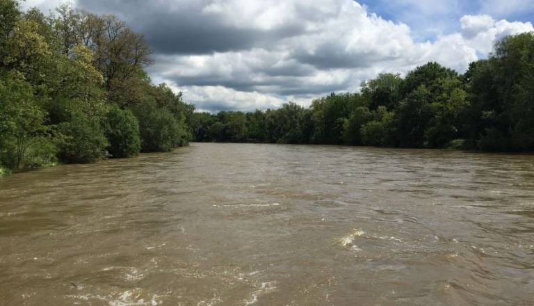 Pri prečkanju reke na meji ena oseba utonila