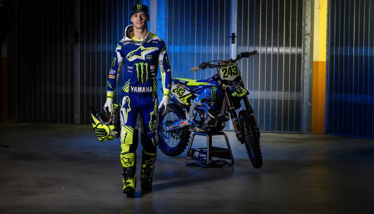 Tim Gajser s posebnim poklonom Valentinu Rossiju na dirki v Trentinu