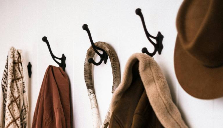 Imate doma kavlje, gumbe ali obešalnike? Pomagate lahko ustvariti poseben kotiček za otroke