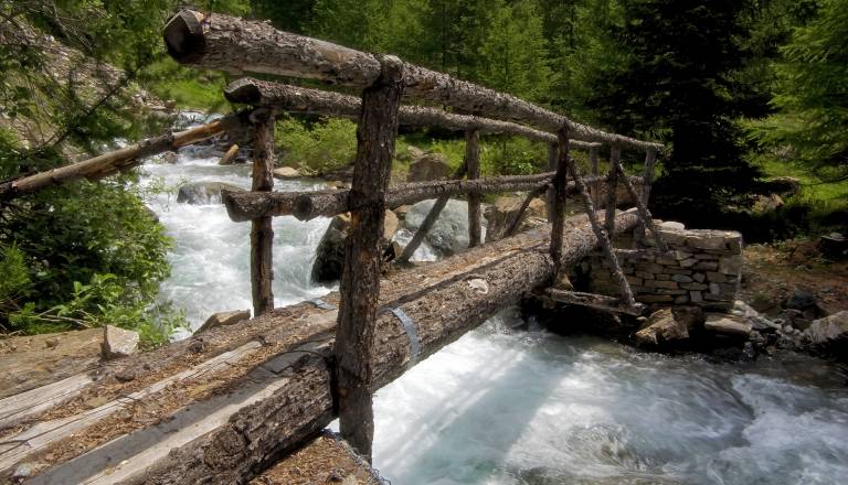 Pri prečkanju reke na meji je eno osebo odnesel rečni tok, ni se končalo dobro