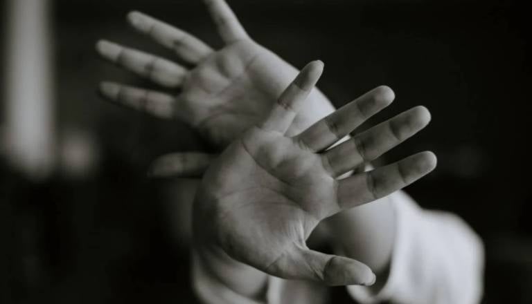 Družinsko nasilje v Beli krajini: 71-letnik grozi, da jih bo ubil, jih pretepa, žali in preganja