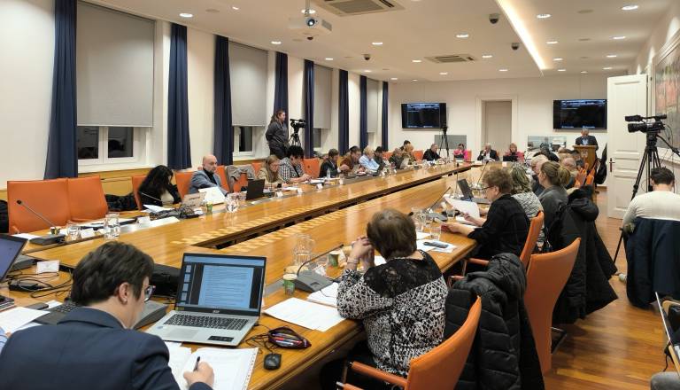 Odzivi svetniških skupin na afero v Mariboru: Nekateri zahtevajo takojšen odstop Arsenoviča