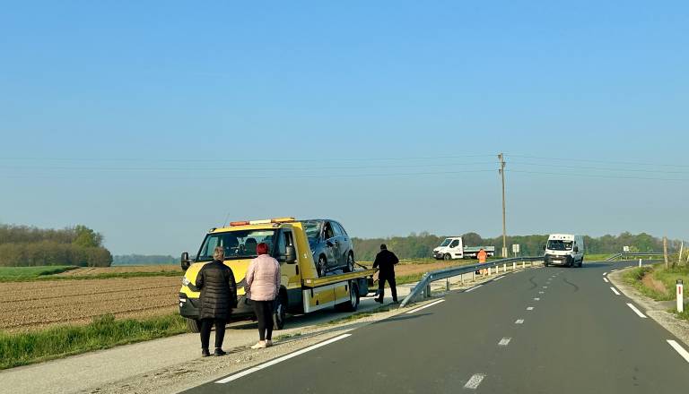 FOTO: Prometna nesreča pri Beltincih, vozilo končalo na strehi