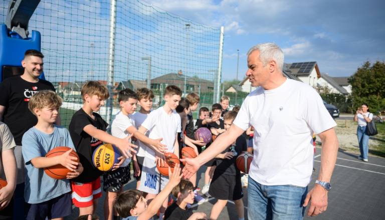 FOTO in VIDEO: Novo igrišče v Pekrah oživelo, mladi košarkarji so ga preizkusili z Arsenovičem 