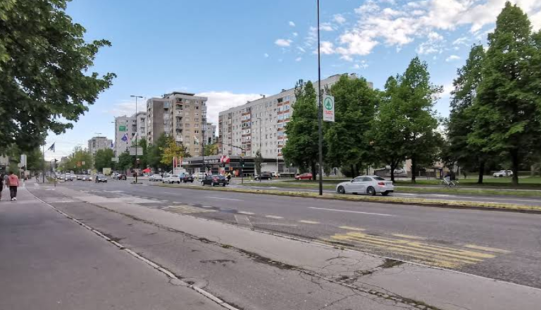 Je Celovška res 'drugorazredna' vpadnica? Občina jo pušča v razpadajočem stanju, prebivalci ogorčeni