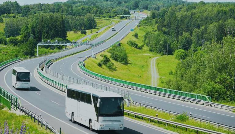 Maribor: Dekleti pomotoma sedli na napačen avtobus, voznik ni želel ustaviti - posredovala je policija