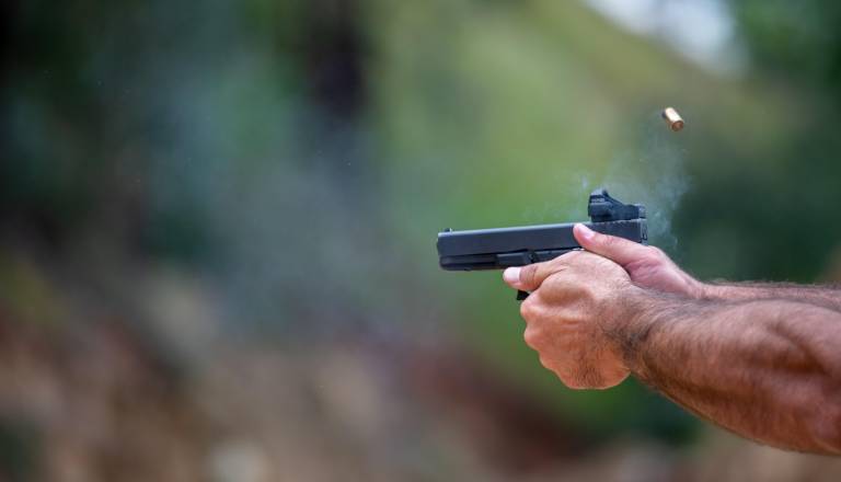 Šokantno dogajanje doma: V vinjenem stanju je streljal na družinskega člana