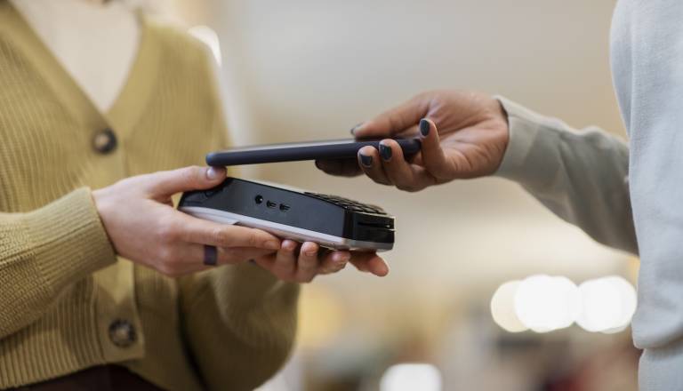 Nova era javnega prevoza: brezstično plačevanje prihaja poleti