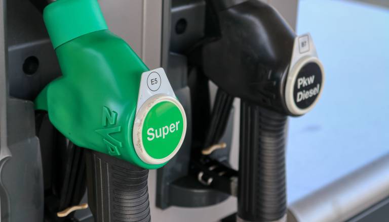 Velik preobrat na trgu goriv, v torek občutno nižje cene dizla – koliko bomo plačevali?