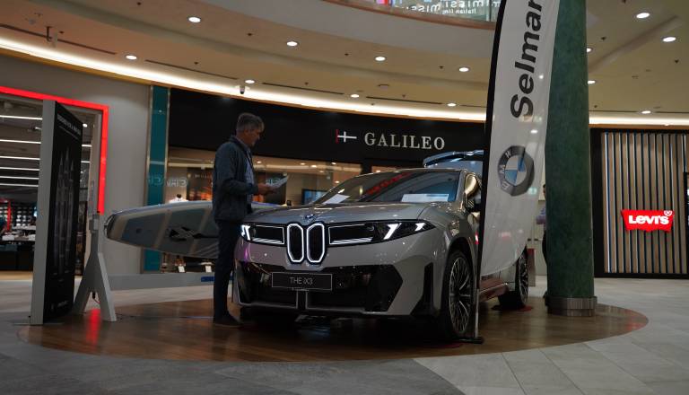 FOTO in VIDEO: V Europarku predstavili novi BMW iX3, obiskovalci si ga lahko ogledajo od blizu