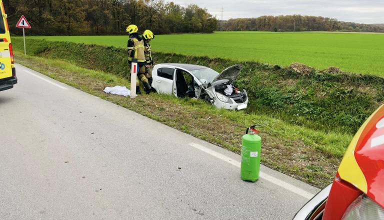 Pri Vidmu huda prometna nesreča: voznik končal na njivi in odklonil preizkus alkohola