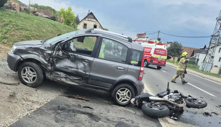 Huda prometna nesreča v Pomurju, trčila naj bi avto in motorist