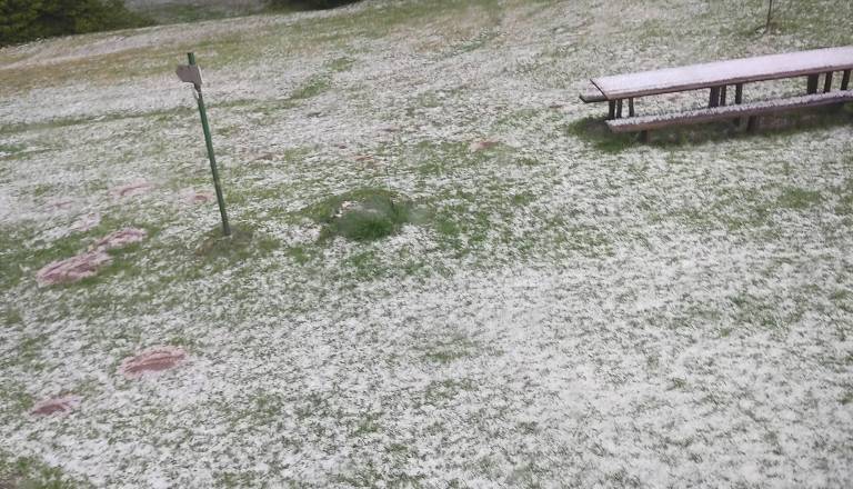 Slovenijo že zajelo neurje, ponekod padala tudi sodra