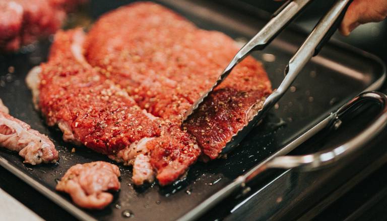 Sosed preglasno tolkel zrezke, zato ga je oklofutal