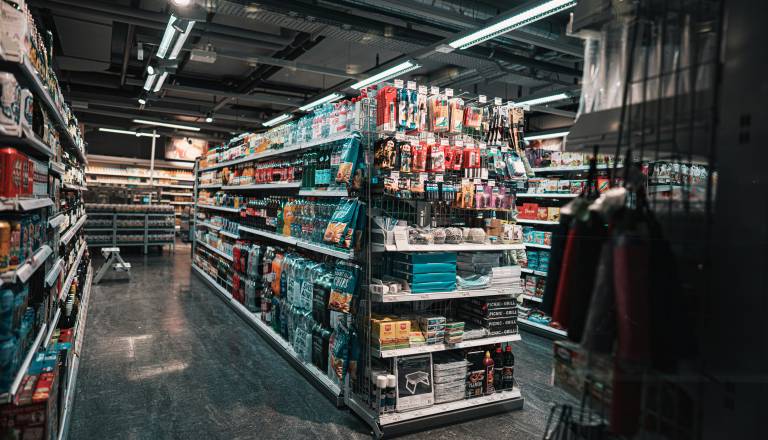 Kradel pred očmi zaposlenih, napadel varnostnika in zbežal s pomočjo drugega