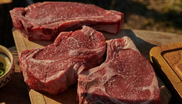 Neverjetno: Ker je sosed preglasno tolkel zrezke, ga je zmerjal in oklofutal