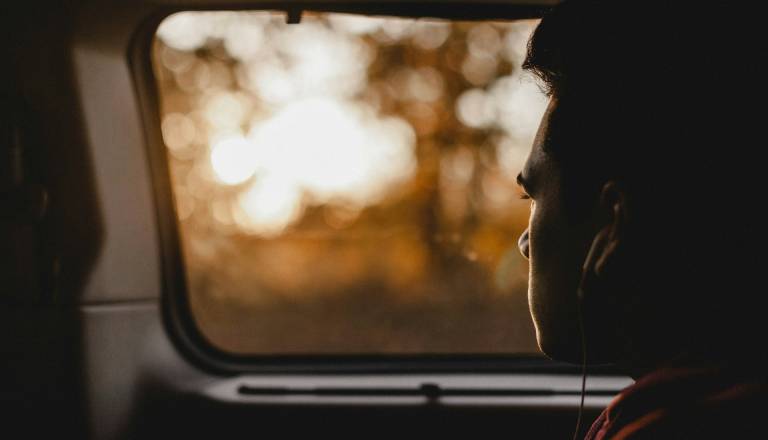 starejši voznik grozil mopedistu s pištolo