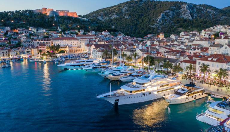 Kljub podražitvam na vseh koncih, Slovenci še vedno množično na Hrvaško