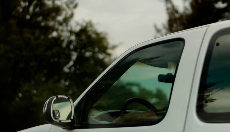 70-letnik v prepiru z 19-letnikom vihtel strašilno pištolo