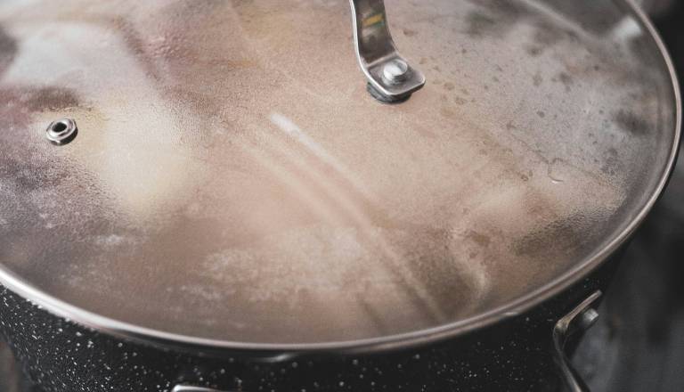 Goljufu uspelo: za ceneno posodo dobil zlat nakit