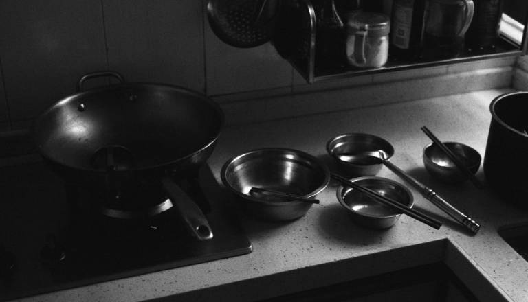 Zmaga prevaranta: za ceneno posodo dobil dragocen nakit