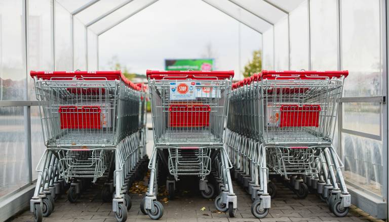 En artikel plačal, ostalo skril pod oblačila, po opozorilu varnostnika pa filmski prizor ...