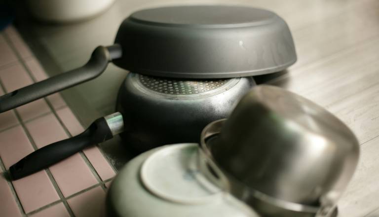 Prevarant 'kvalitetno posodo' prodal za dragocen nakit