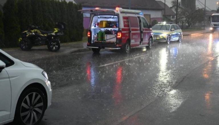 FOTO: V Pomurju trčenje avtomobila in štirikolesnika, ena oseba poškodovana