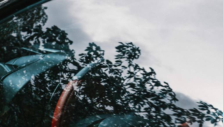 Spor na cesti: 70-letnik nad 19-letnika s strašilno pištolo