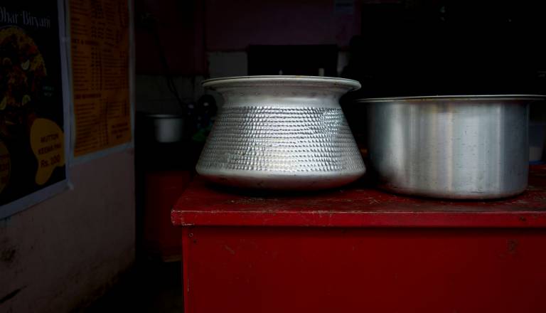 Gospa ceneno posodo kupila z zlato verižico in prstanom