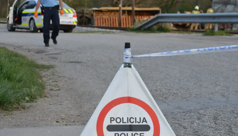 Ljubljanski policisti iščejo očividce: Kolesarka po trčenju z BMW v smrtni nevarnosti