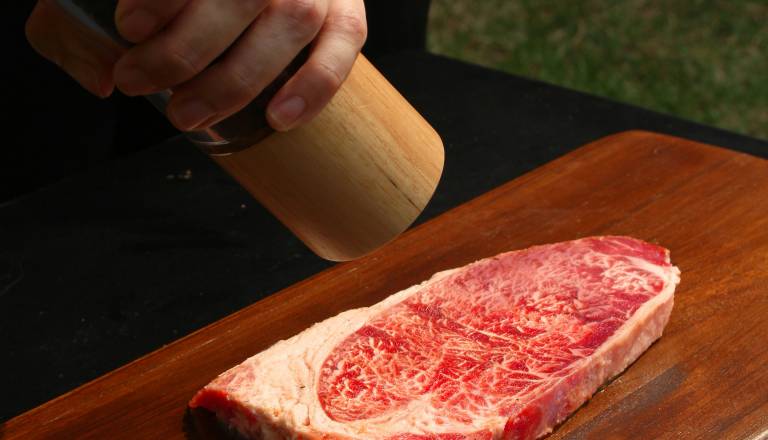 Zaradi tolčenja zrezkov sosedu počil film, odšel je k njemu in ga oklofutal 