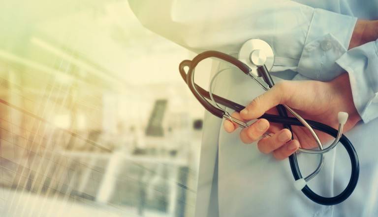 Saj ni res, pa je. Na družbenem omrežju spoznala ‘zdravnika’ in mu nakazala 5000 evrov, ko je zahteval še več pa šok …