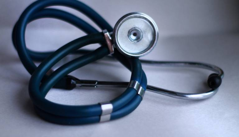 Na spletu spoznala ‘zdravnika’ in mu nakazala 5000 evrov, ko je zahteval to, je poklicala policijo